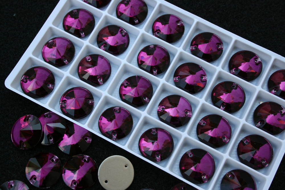 Amethyst színű kör alakú kristály