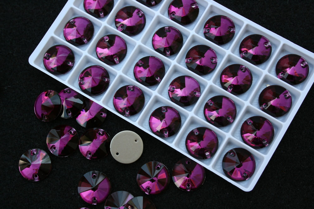 Amethyst színű kör alakú kristály