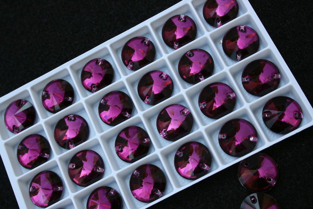 Amethyst színű kör alakú kristály