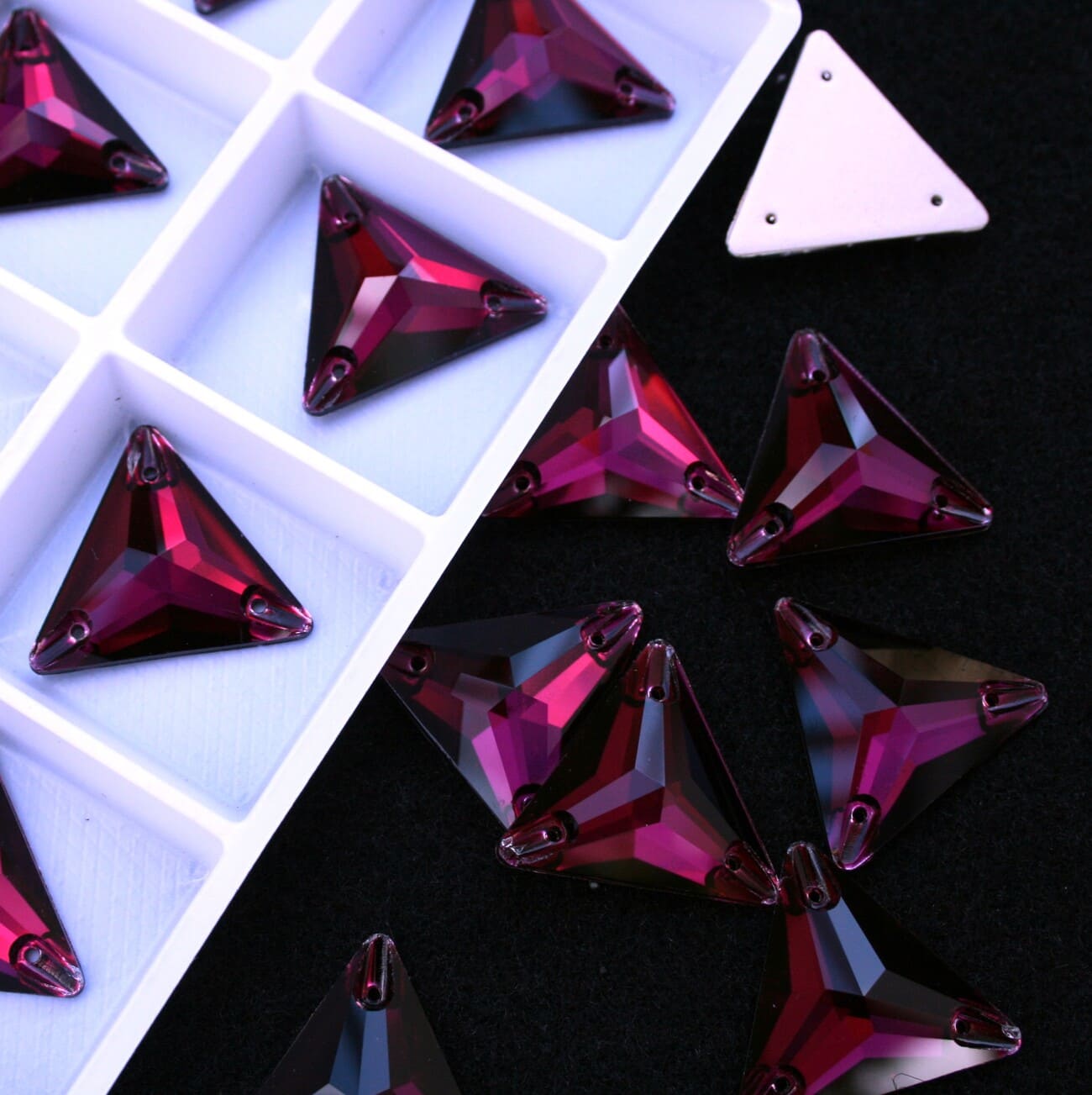 Amethyst színű háromszög alakú kristály