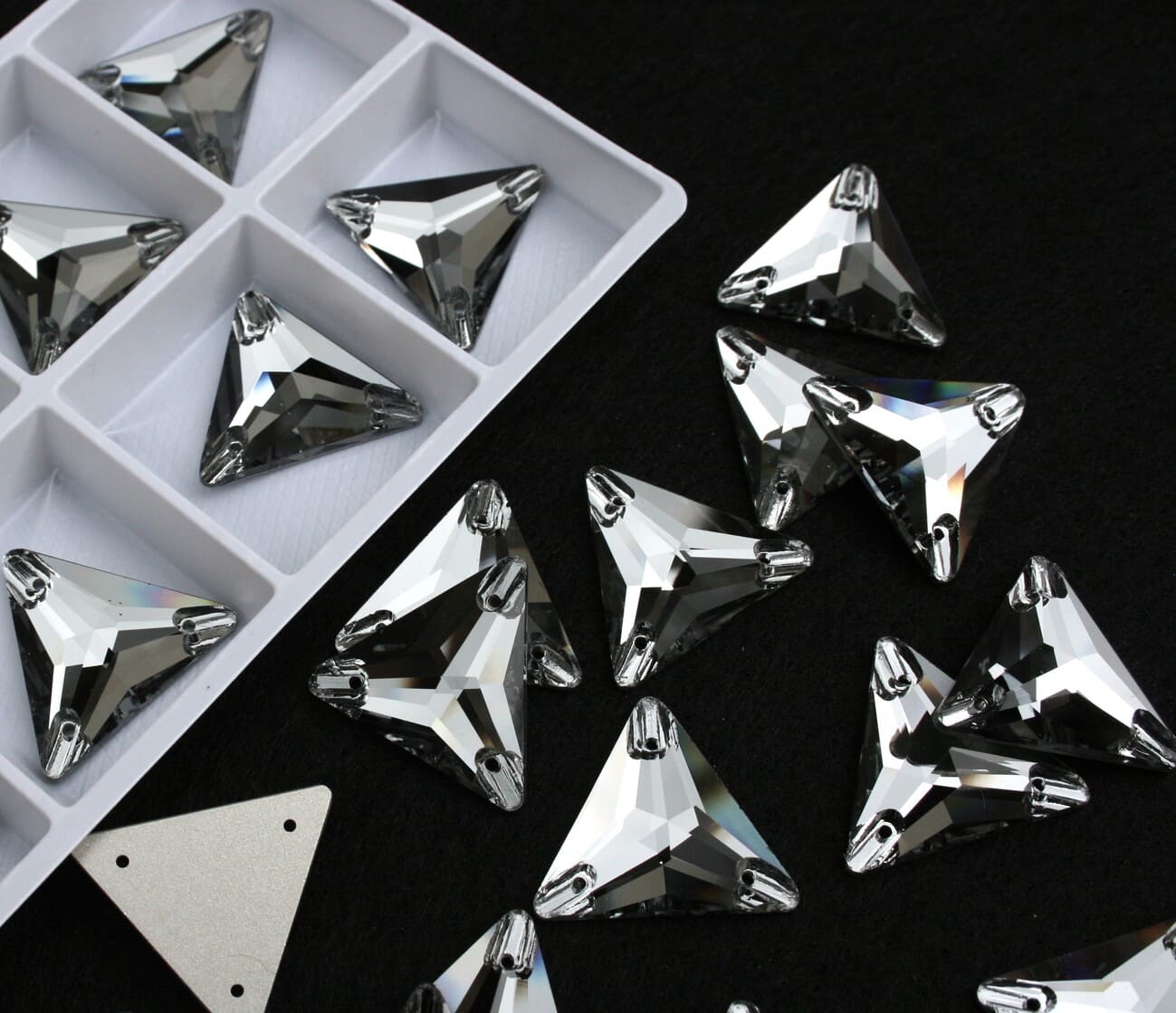 Black Diamond színű háromszög alakú kristály