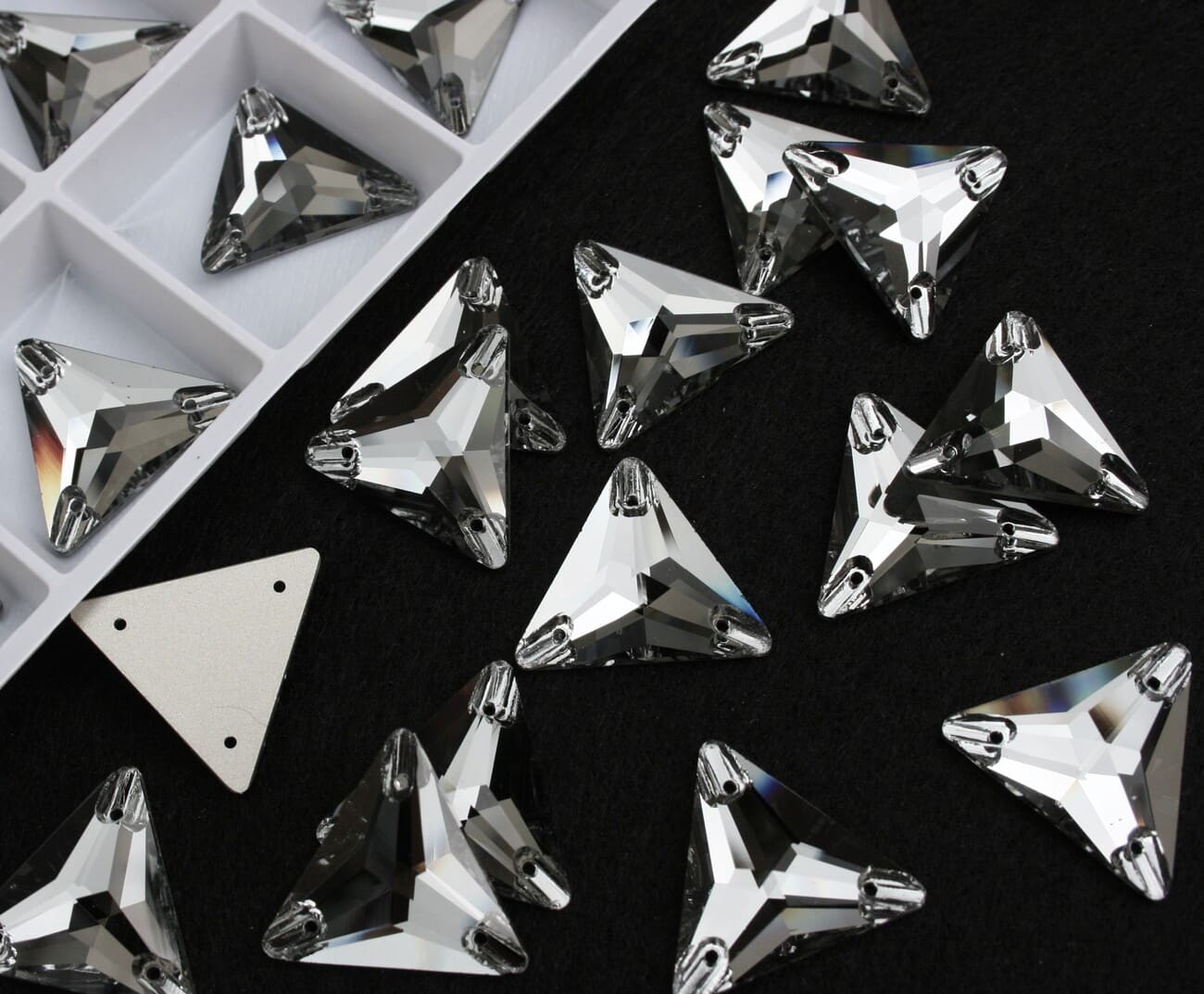 Black Diamond színű háromszög alakú kristály