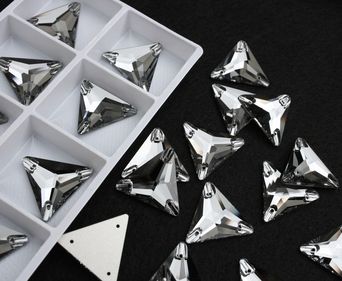 Black Diamond színű háromszög alakú kristály