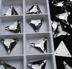 Black Diamond színű háromszög alakú kristály