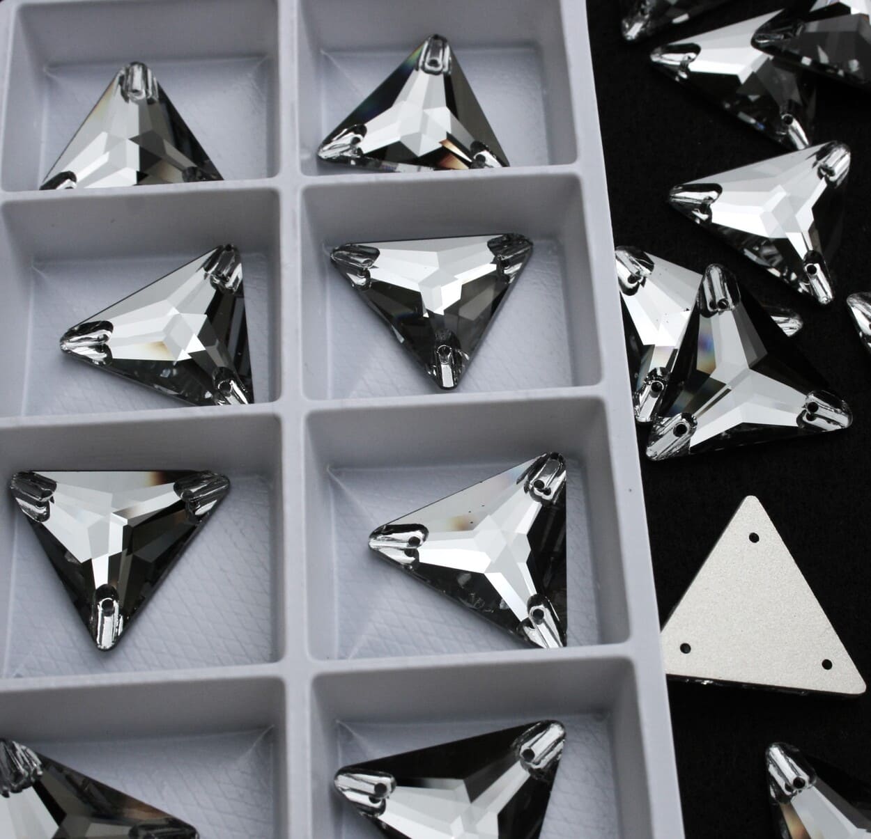 Black Diamond színű háromszög alakú kristály