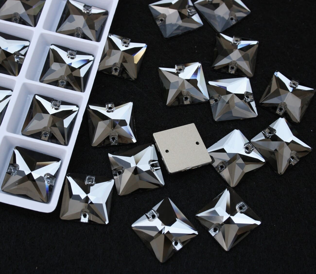 Black Diamond színű négyzet alakú kristály