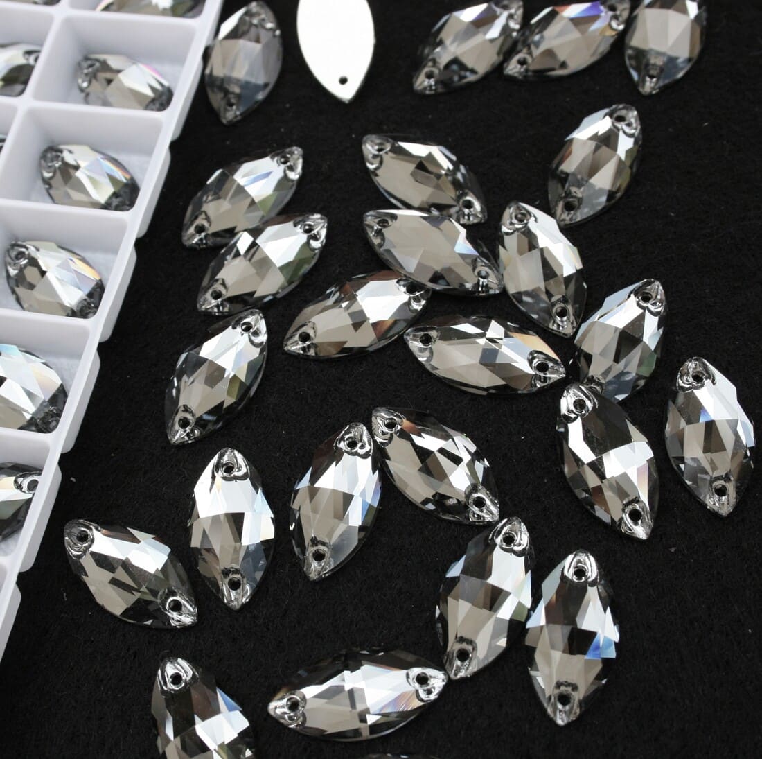 Black Diamond színű zabszem alakú kristály