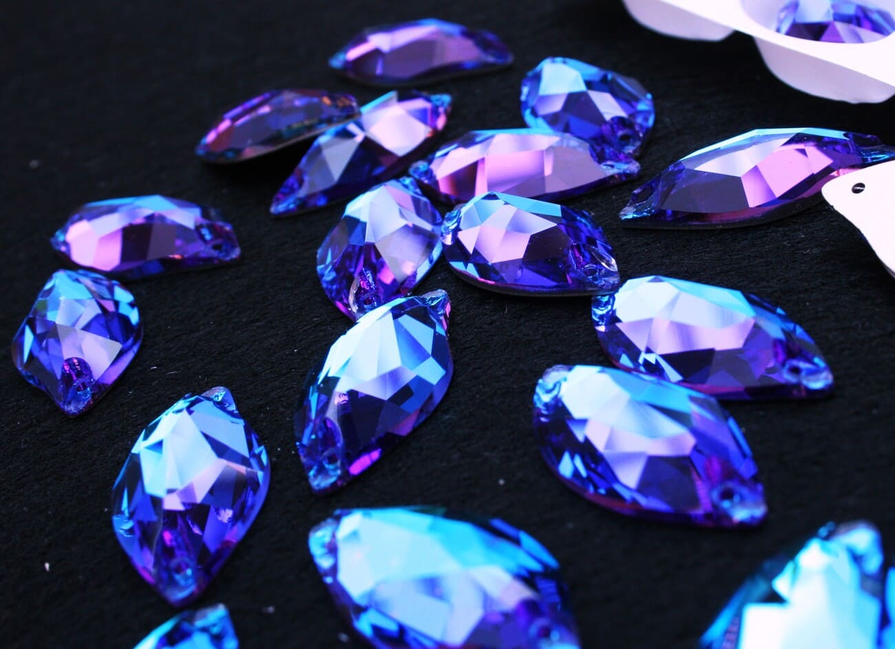 Blue Zircon Dream színű levél alakú kristály