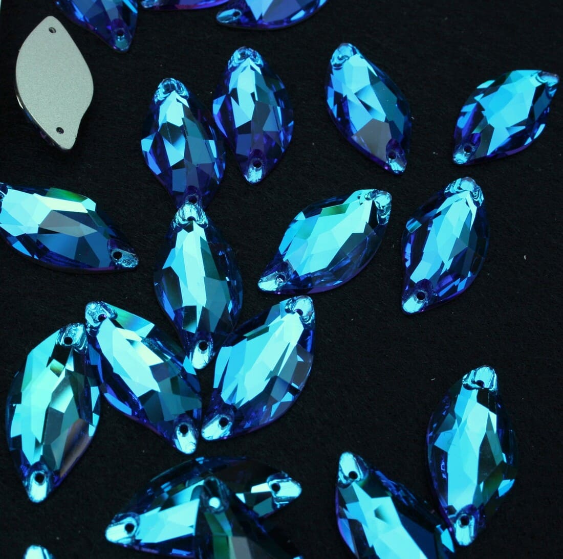 Blue Zircon Dream színű levél alakú kristály
