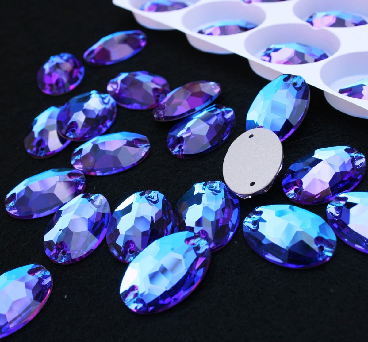 Blue Zircon Dream színű ovális alakú kristály