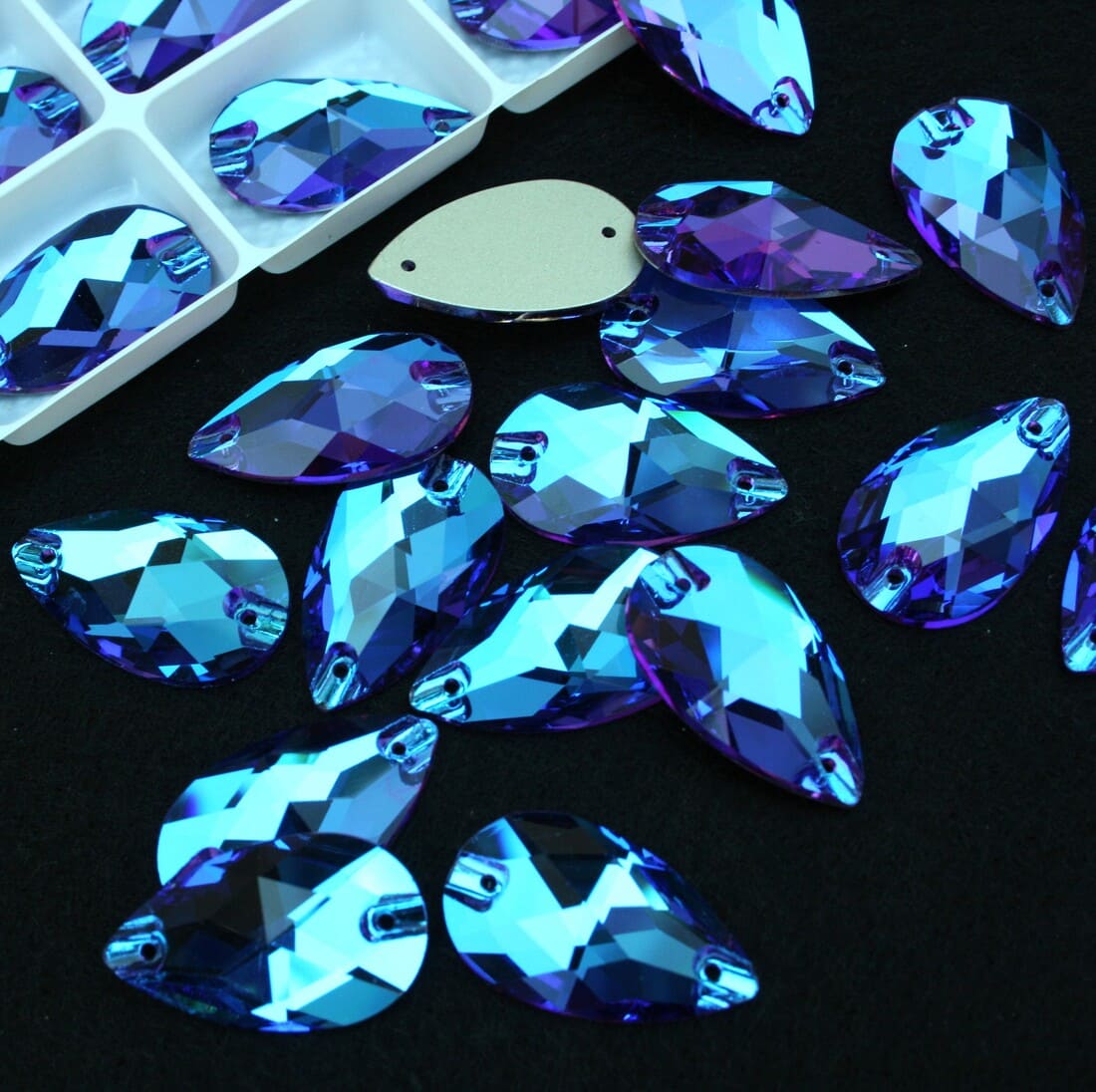 Blue Zircon Dream színű csepp alakú kristály