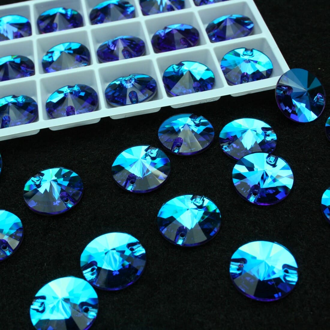 Blue Zircon Dream színű kör alakú kristály