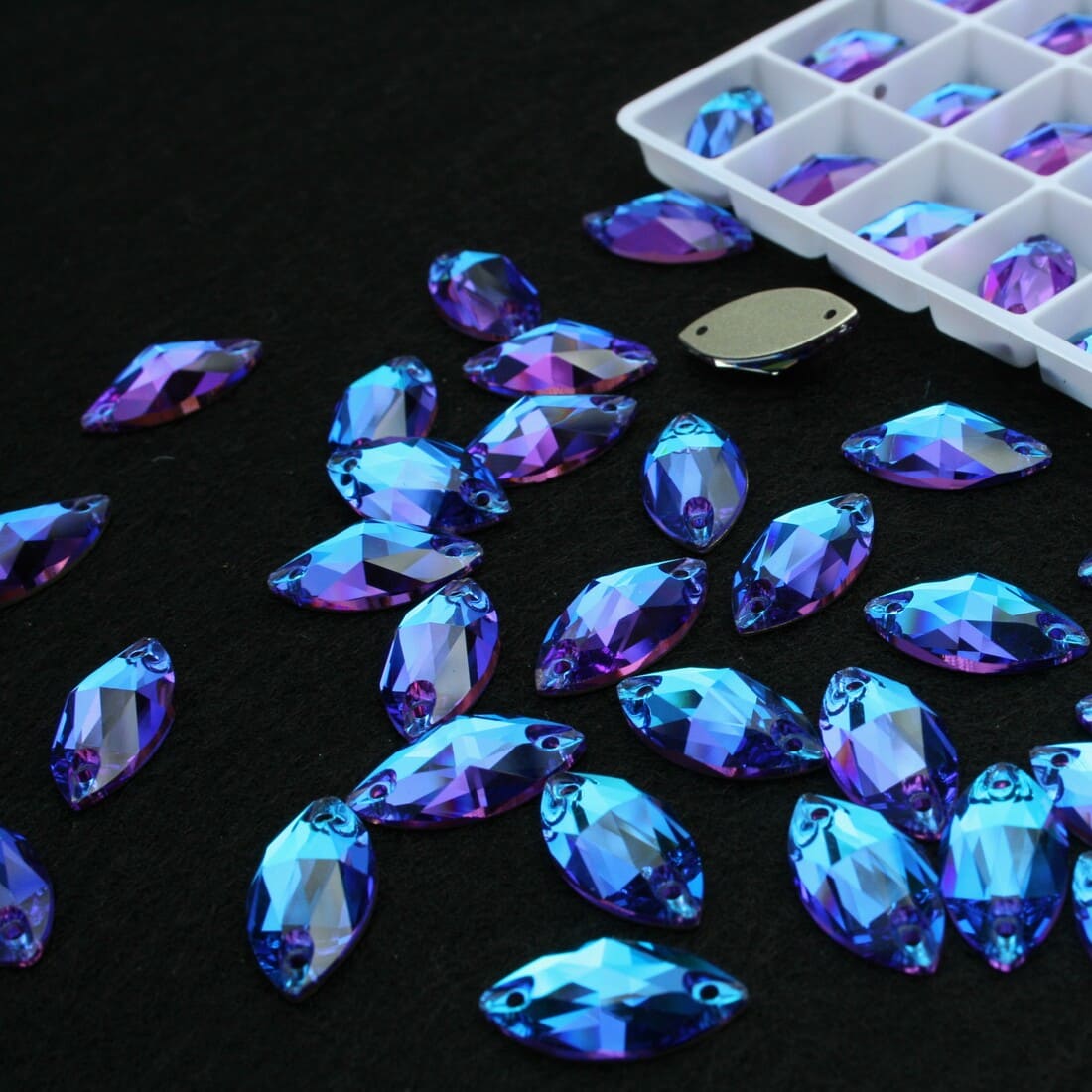 Blue Zircon Dream színű zabszem alakú kristály