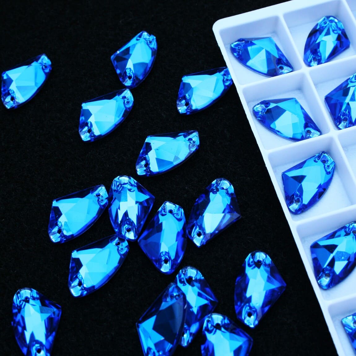 Capri Blue színű ék alakú kristály