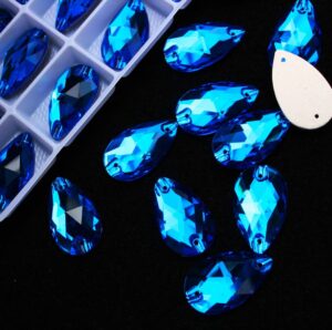 Capri Blue színű csepp alakú kristály