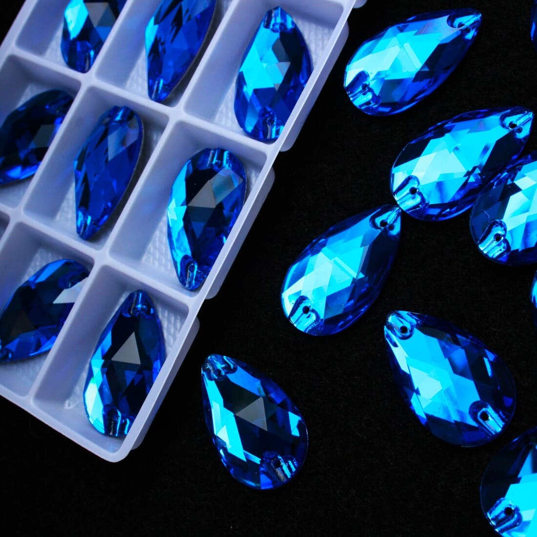 Capri Blue színű csepp alakú kristály