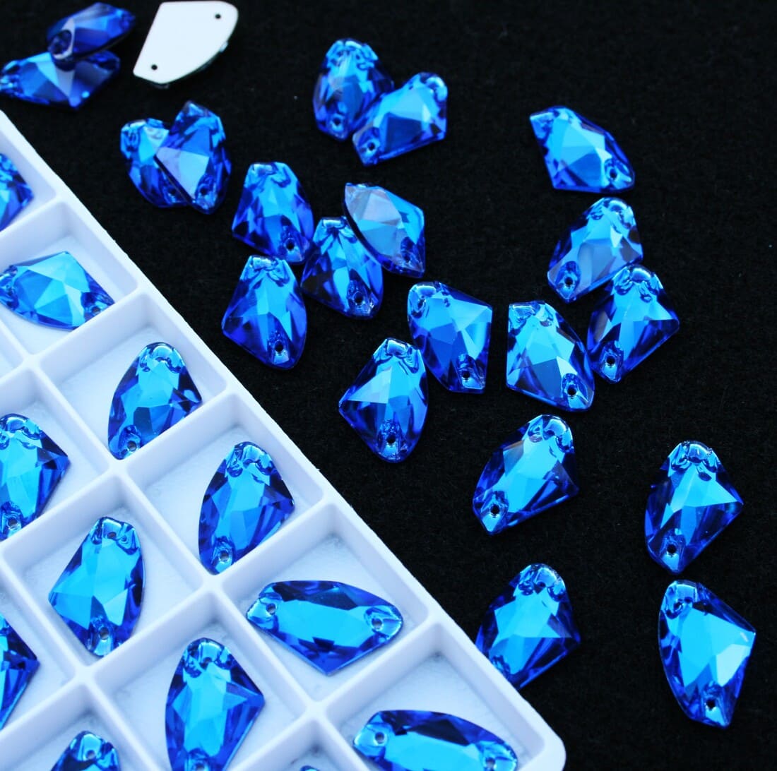 Capri Blue színű ék alakú kristály