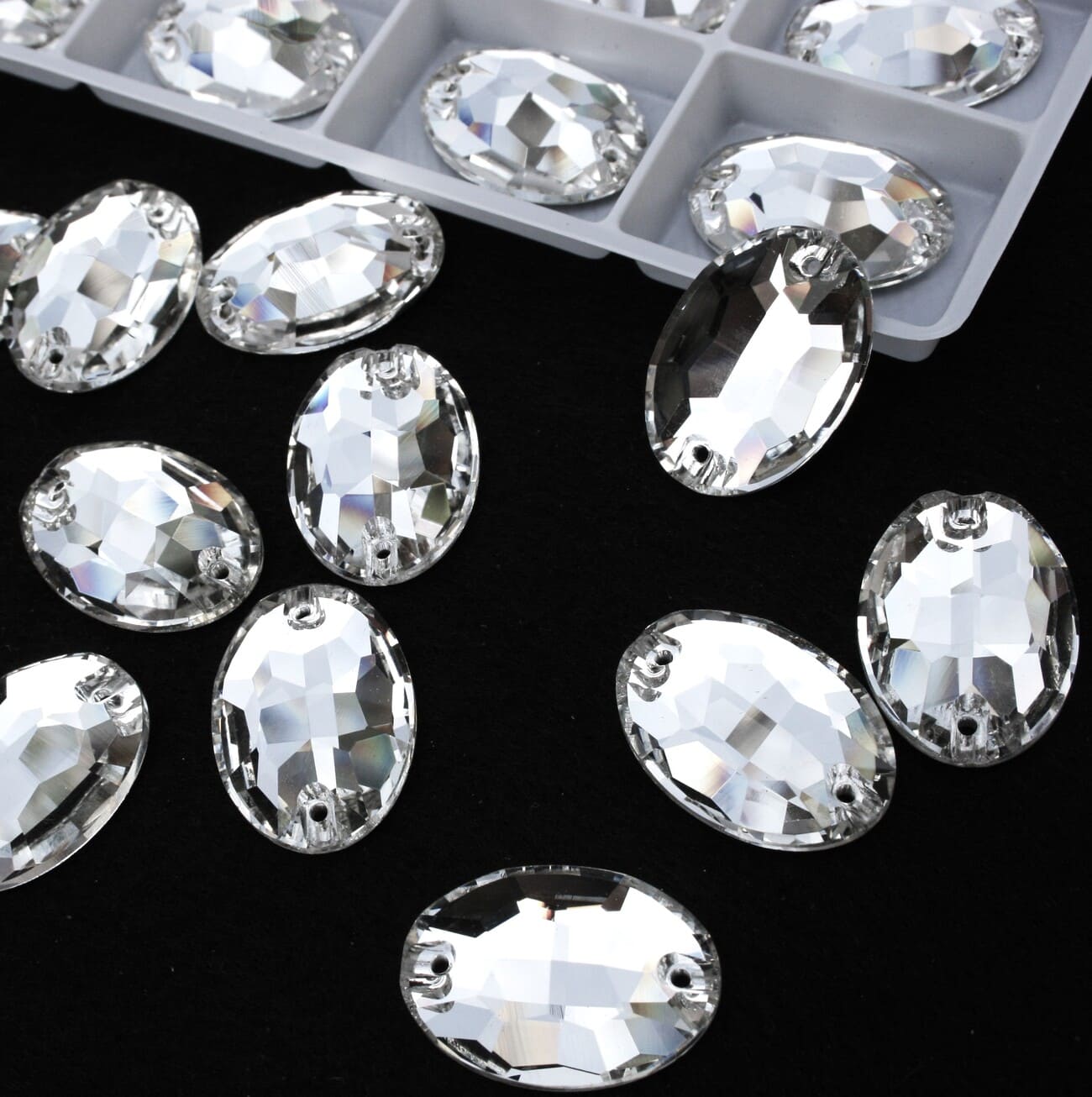 Crystal színű ovális alakú kristály