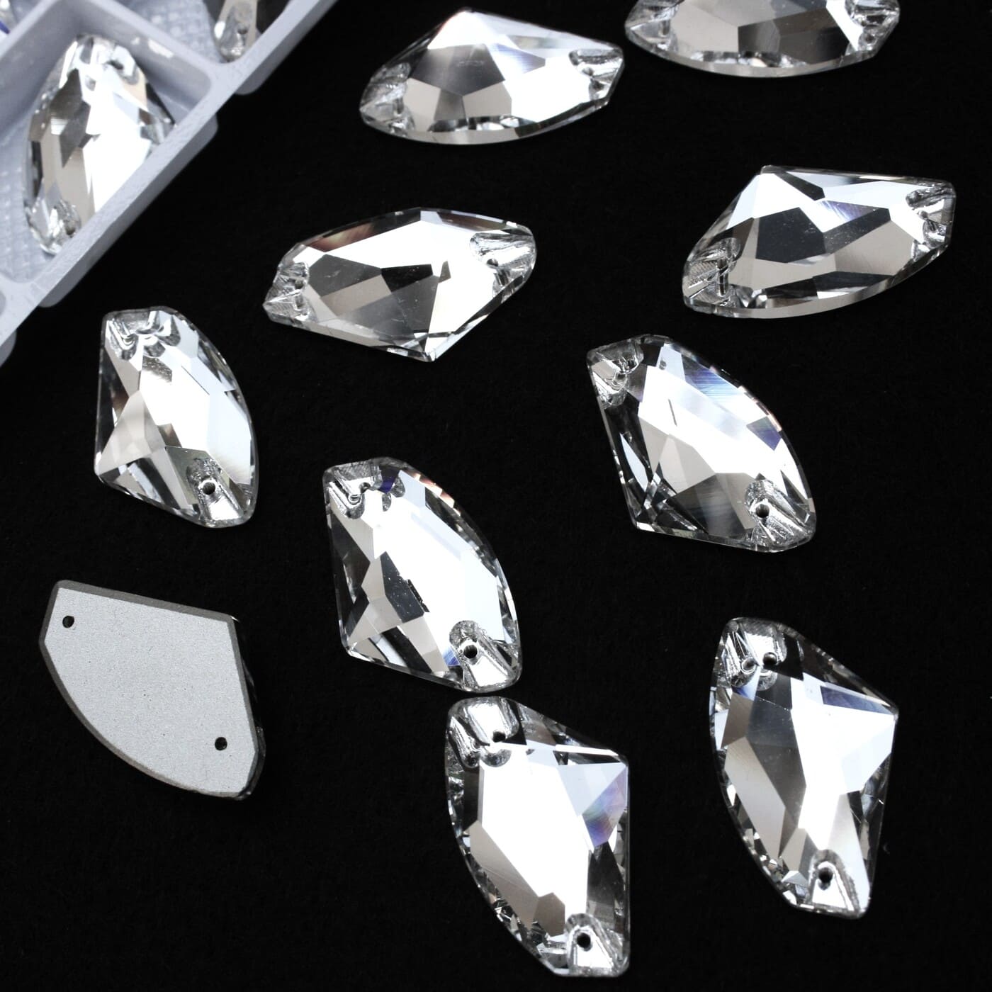 Crystal színű ék alakú kristály