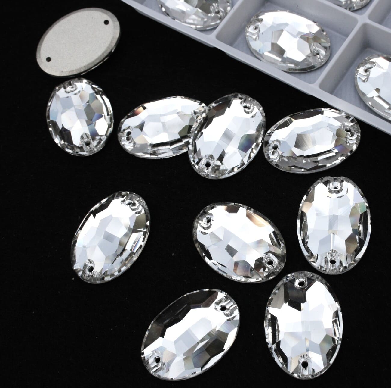 Crystal színű ovális alakú kristály