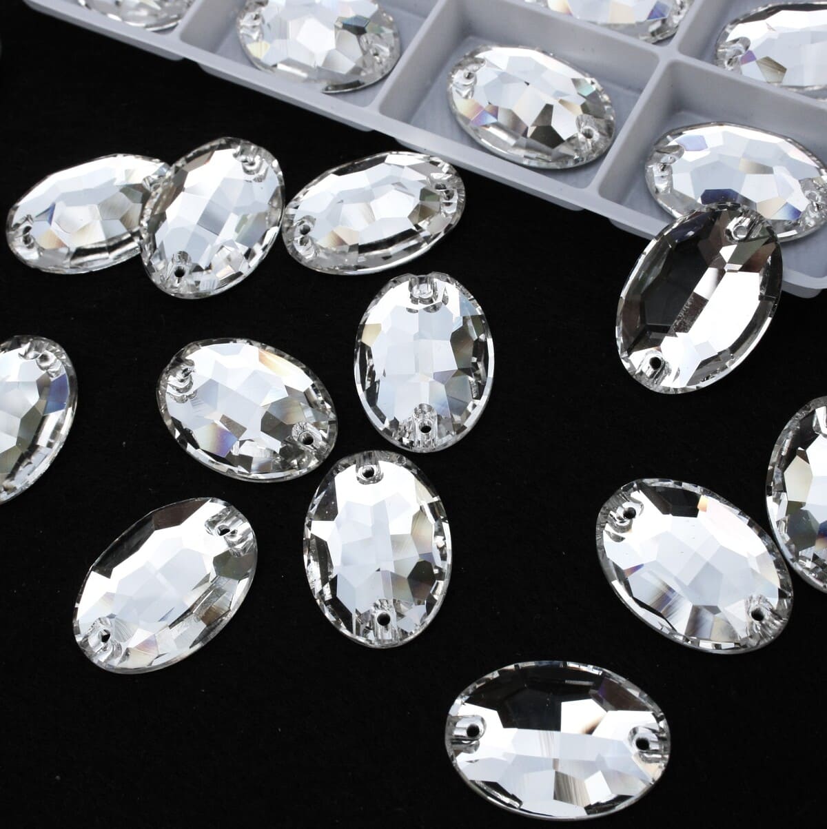 Crystal színű ovális alakú kristály