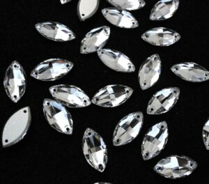 Crystal színű zabszem alakú kristály