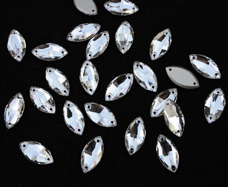 Crystal színű zabszem alakú kristály