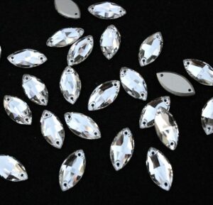 Crystal színű zabszem alakú kristály