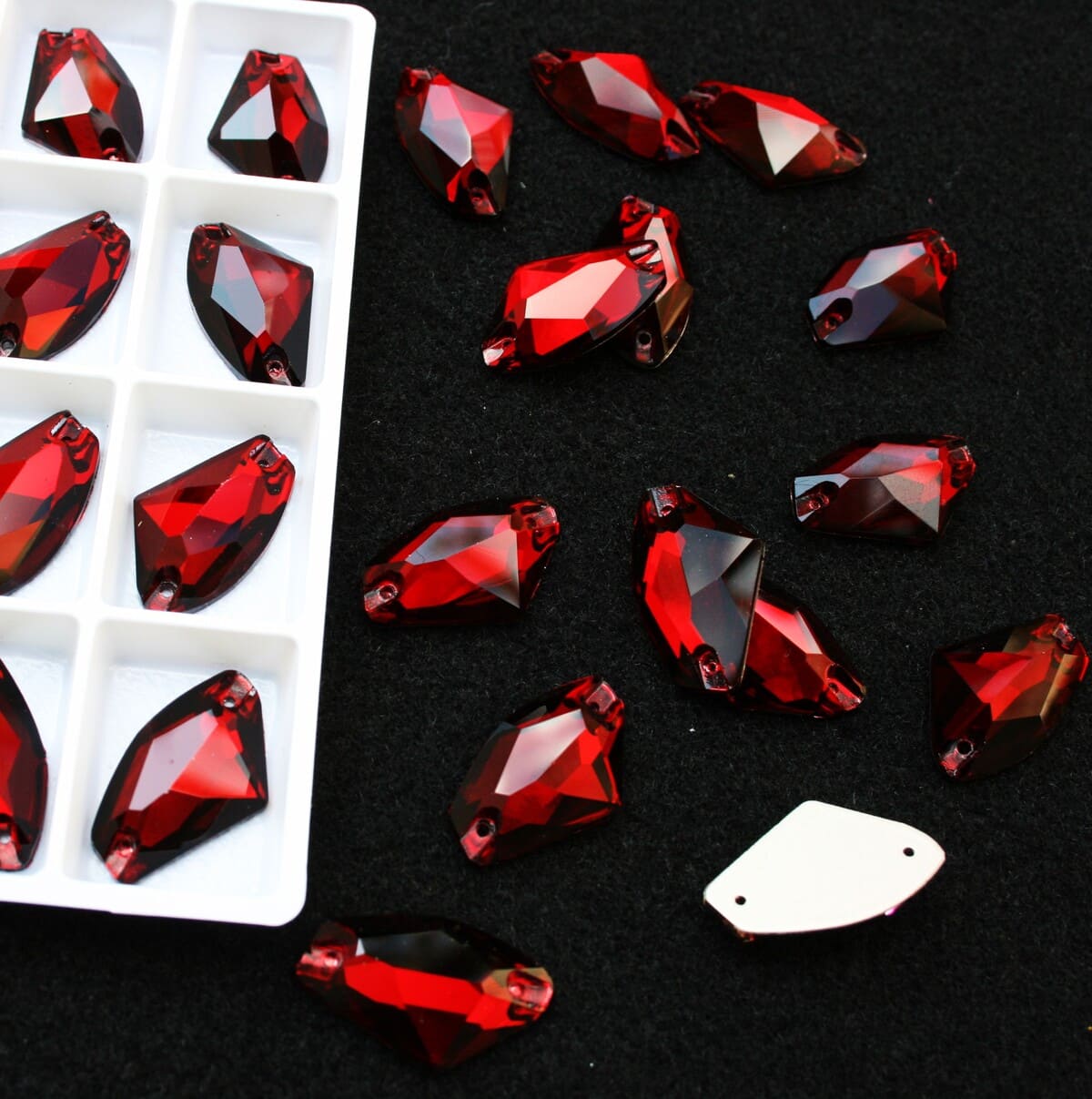 Dark Siam színű ék alakú kristály