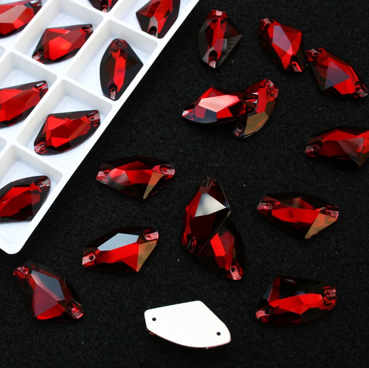 Dark Siam színű ék alakú kristály