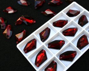 Dark Siam színű ék alakú kristály