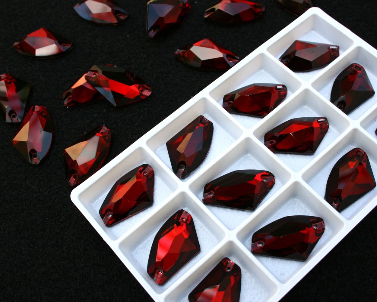 Dark Siam színű ék alakú kristály