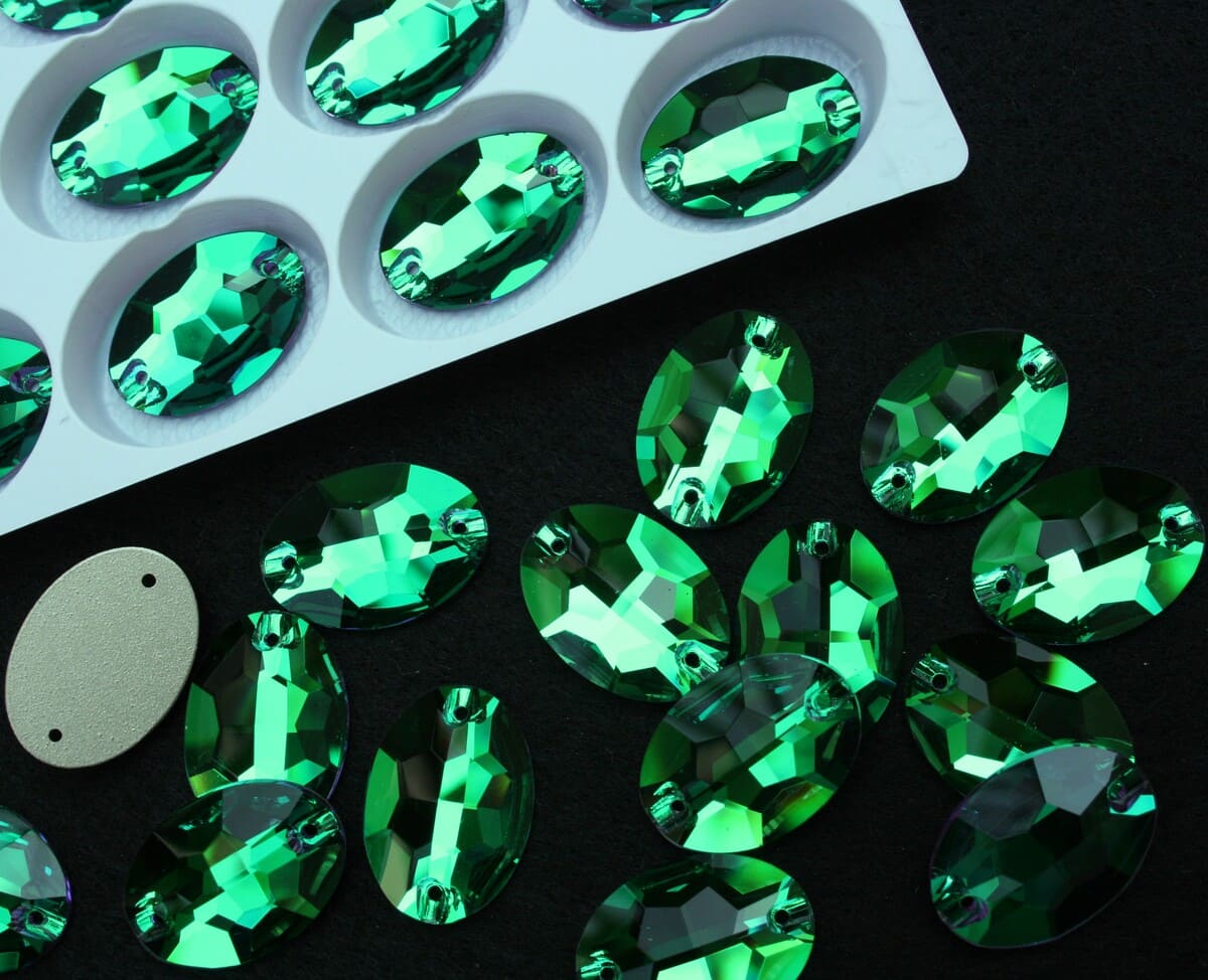 Emerald Dream színű ovális alakú kristály