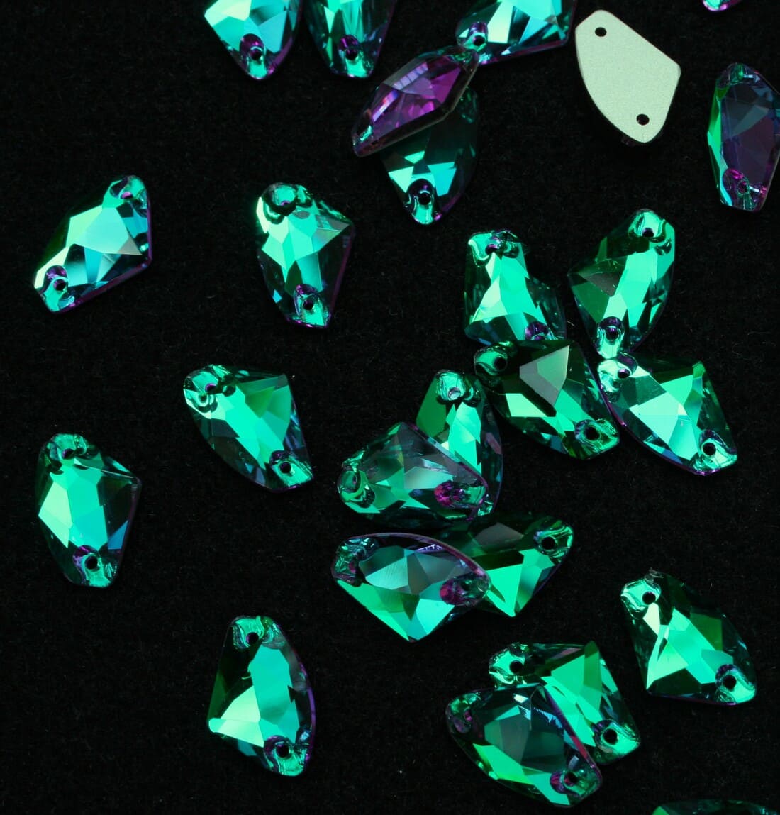 Emerald Dream színű ék alakú kristály