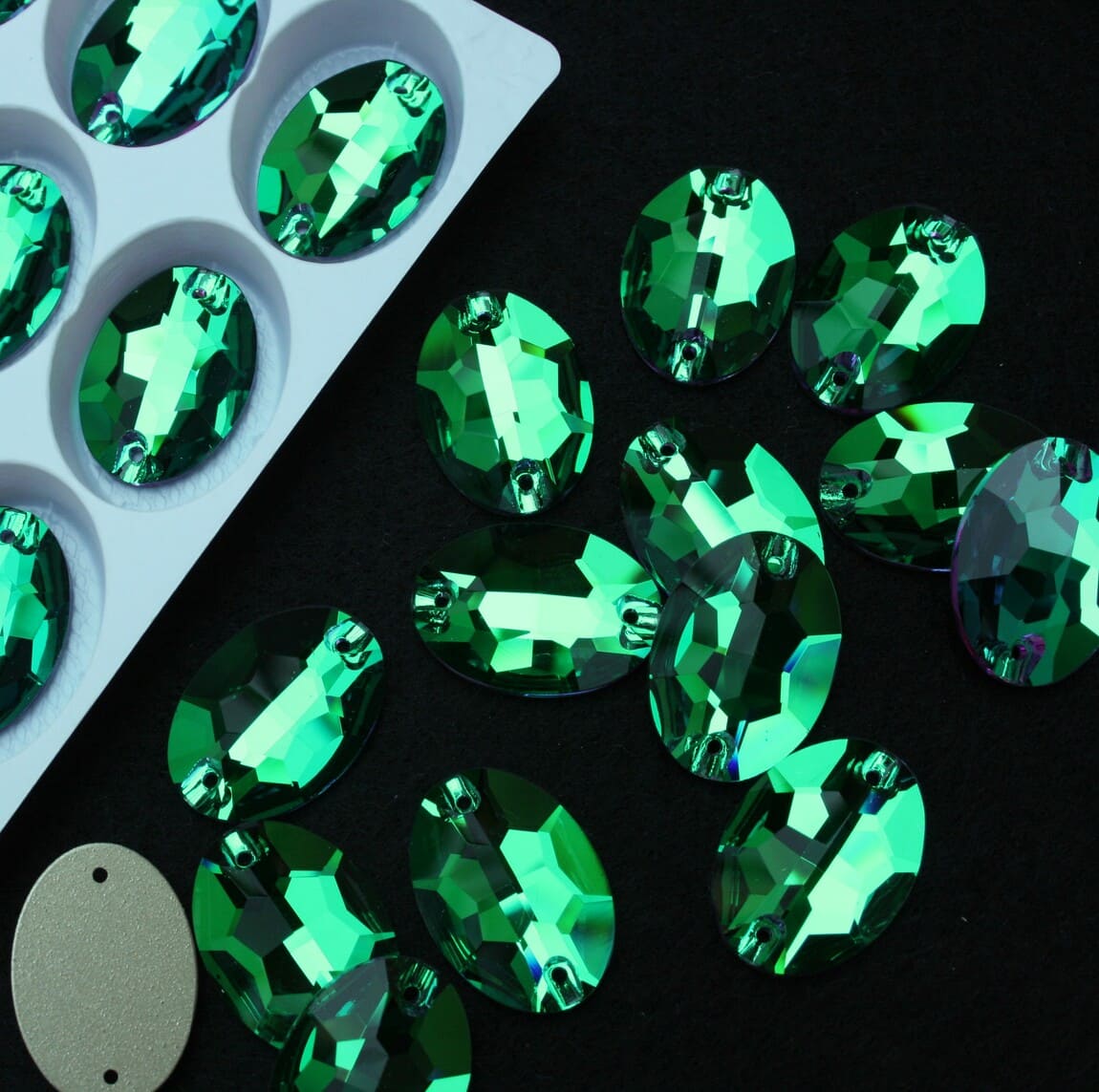 Emerald Dream színű ovális alakú kristály