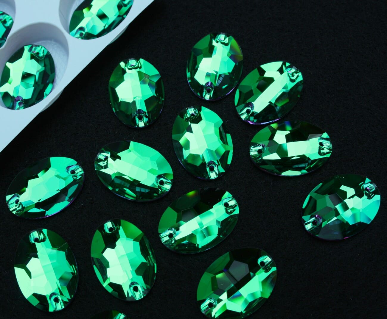 Emerald Dream színű ovális alakú kristály