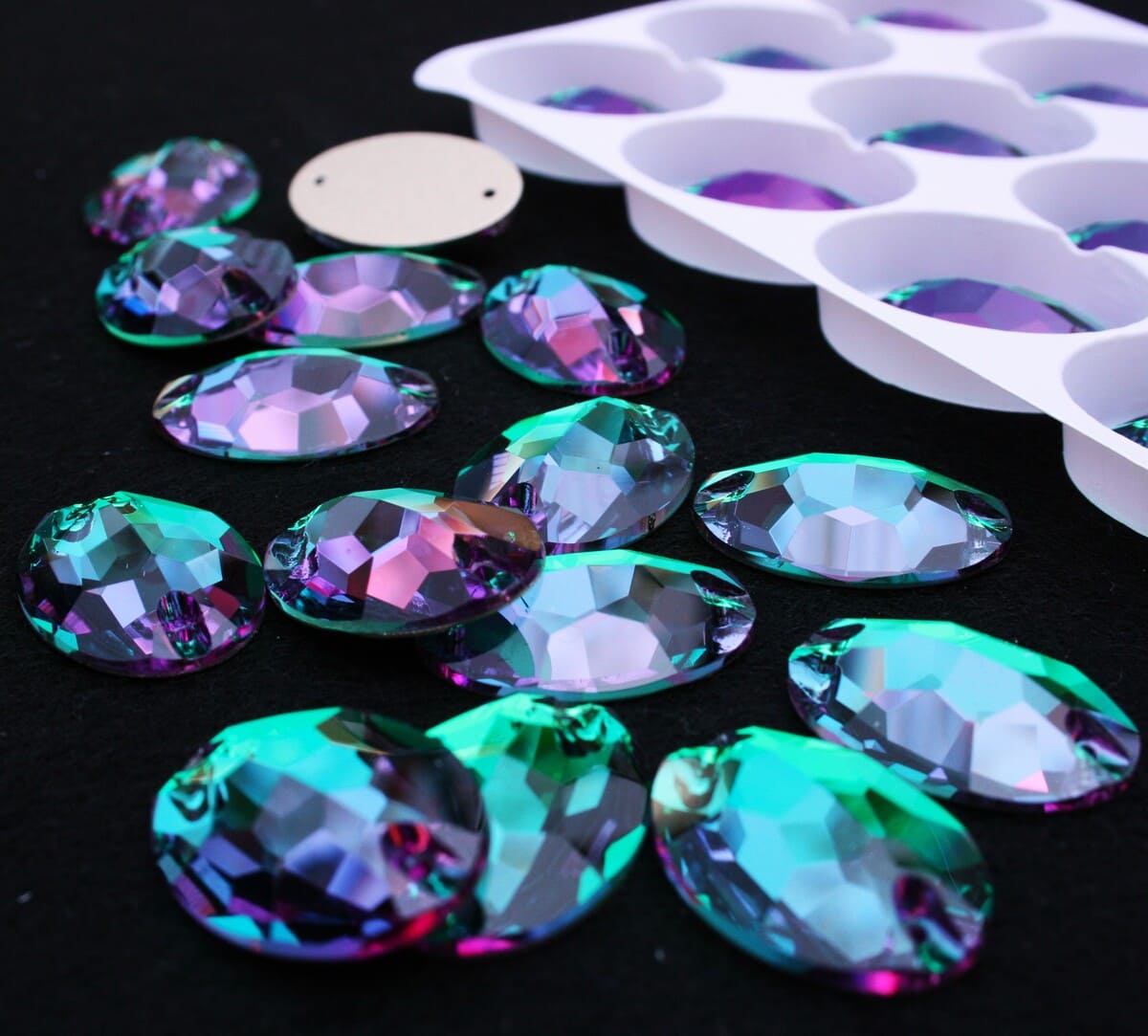 Emerald Dream színű ovális alakú kristály