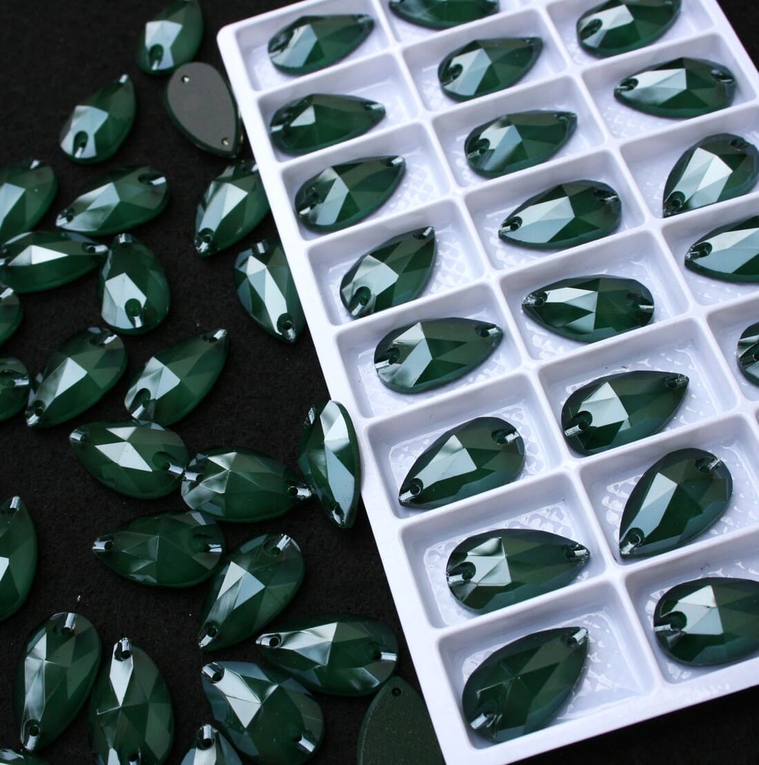 Emerald Opal színű csepp alakú kristály