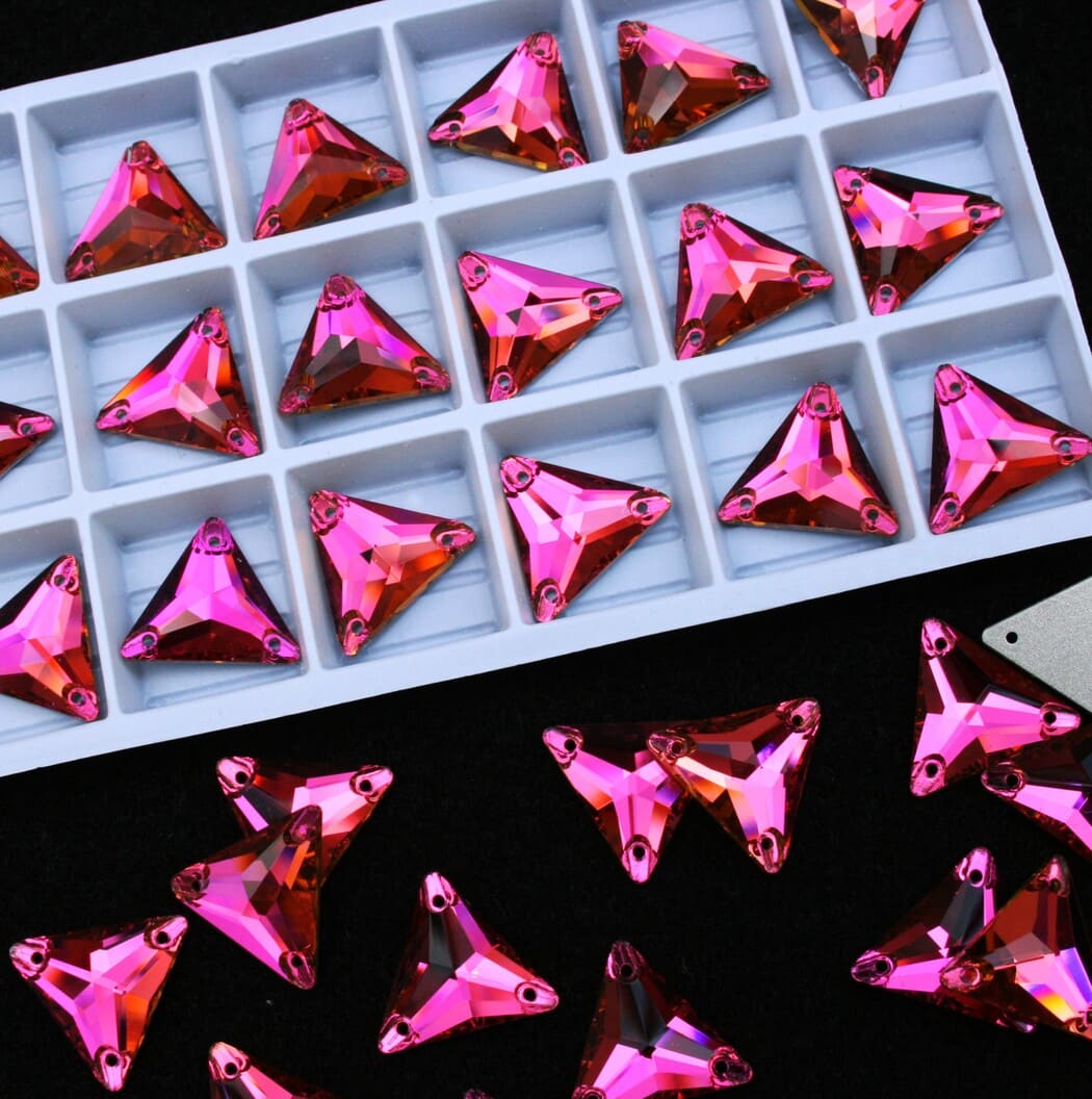 Fuchsia színű háromszög alakú kristály