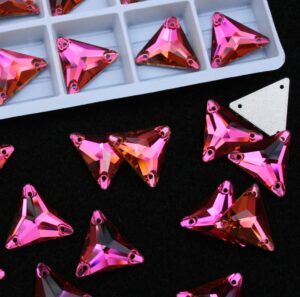 Fuchsia színű háromszög alakú kristály