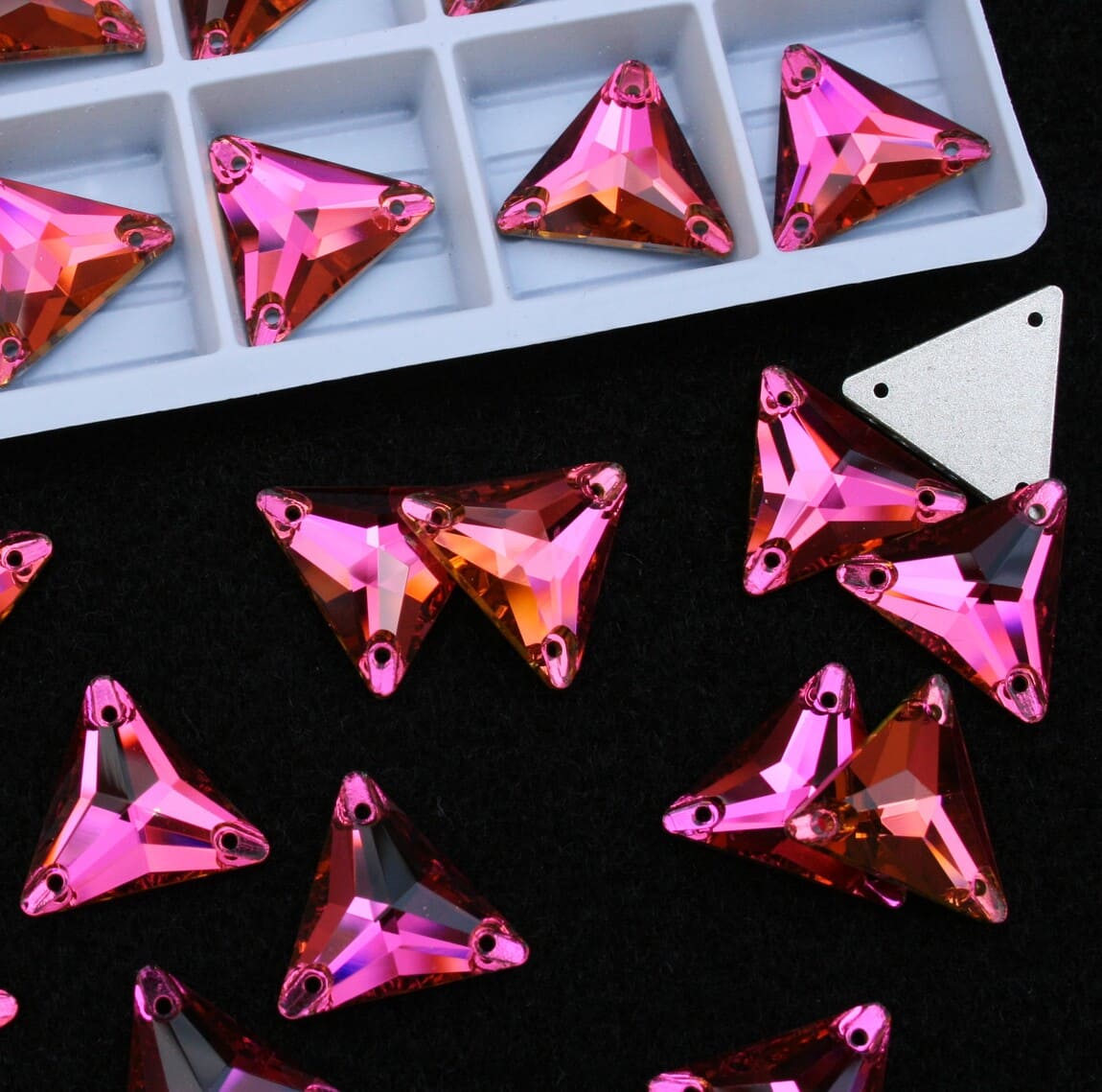 Fuchsia színű háromszög alakú kristály