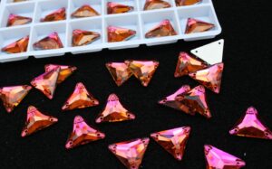 Fuchsia színű háromszög alakú kristály