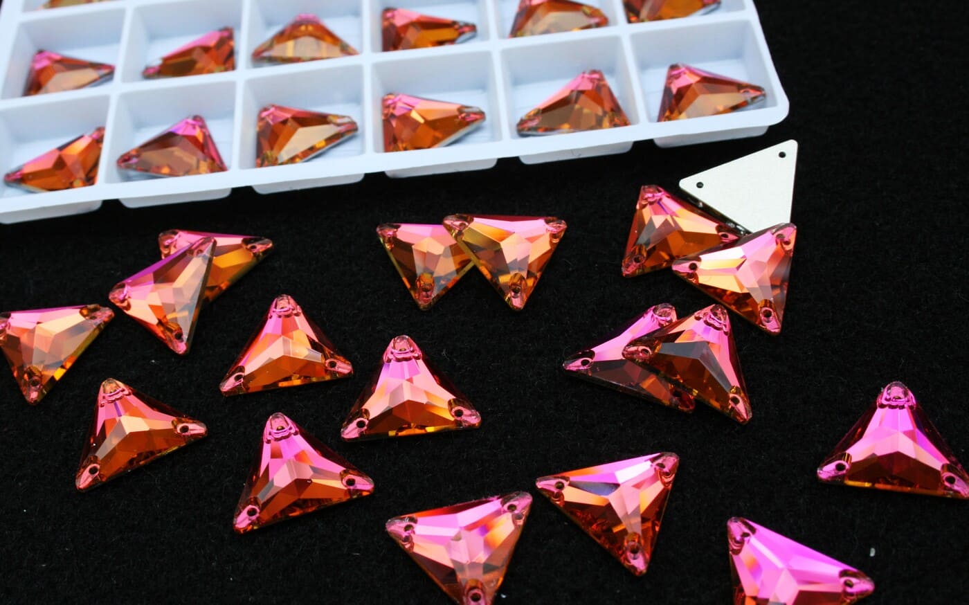 Fuchsia színű háromszög alakú kristály