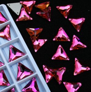 Fuchsia színű háromszög alakú kristály