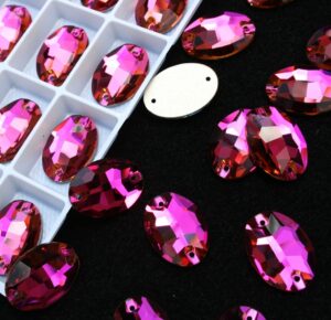 Fuchsia színű ovális alakú kristály