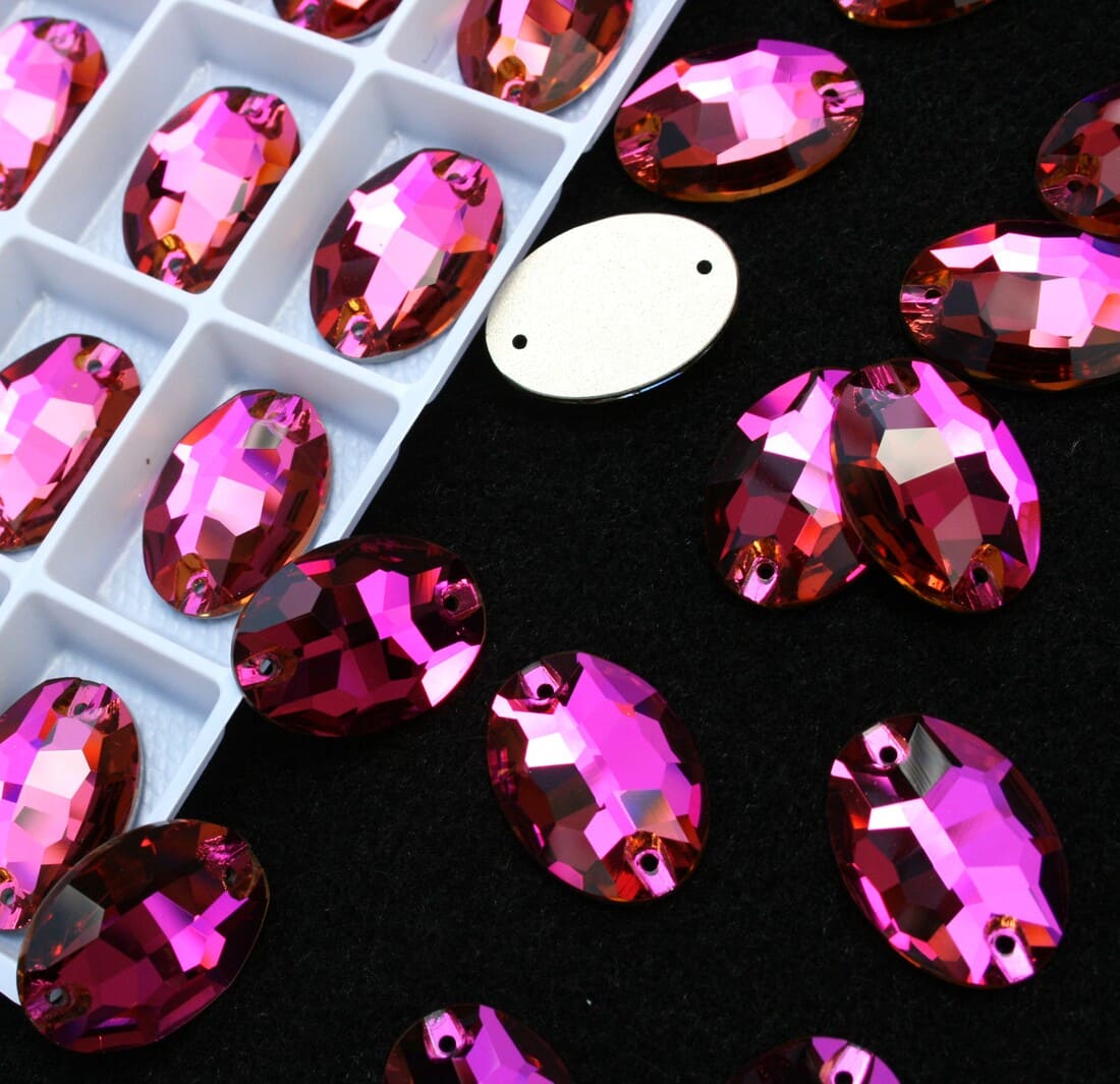 Fuchsia színű ovális alakú kristály