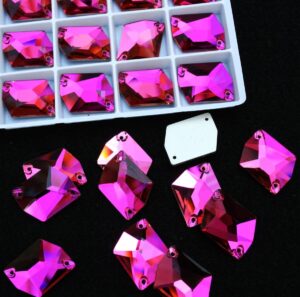 Fuchsia színű tört rombusz alakú kristály