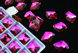 Fuchsia színű tört rombusz alakú kristály