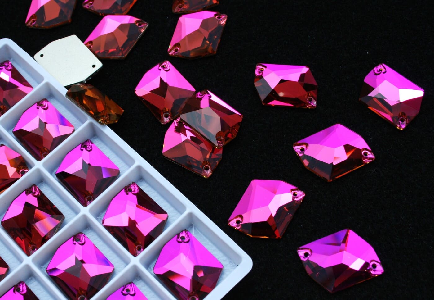 Fuchsia színű tört rombusz alakú kristály