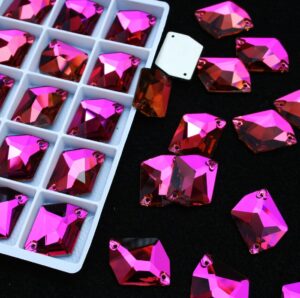 Fuchsia színű tört rombusz alakú kristály